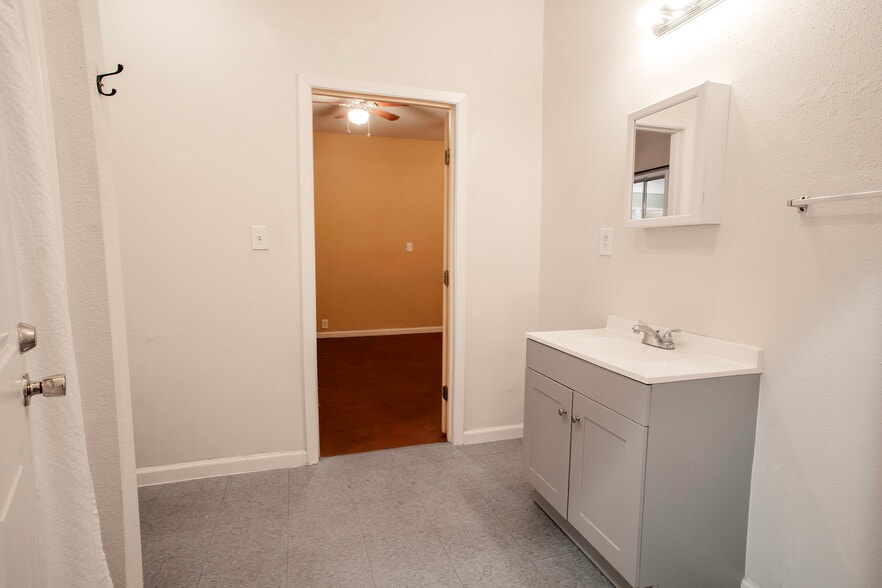 More Photos Of 910 Brenda St, Houston Warehouse For Sale