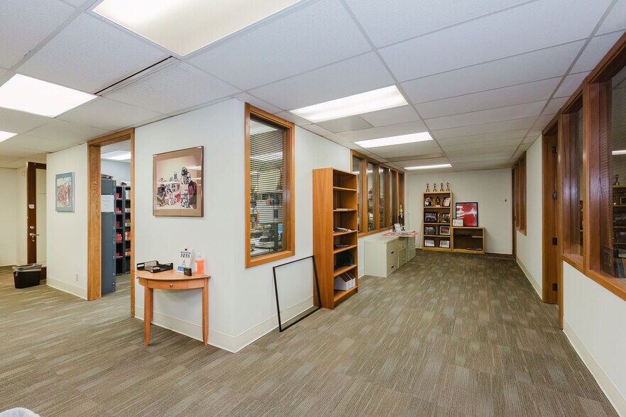 More Photos Of 1040 NE Hostmark St, Poulsbo Office For Sale