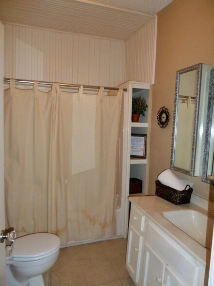 More Photos Of 207 Laurence Dr, Heath Office For Lease