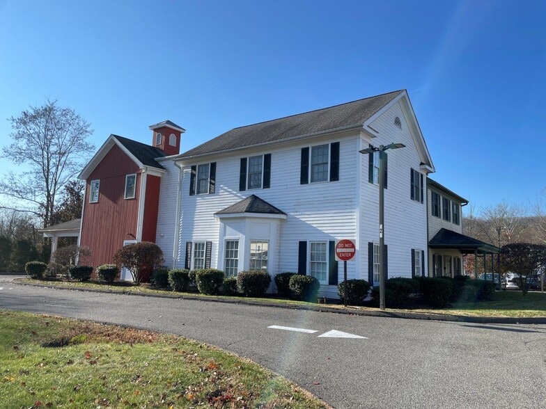 More Photos Of 828 Federal Rd, Brookfield Office For Lease