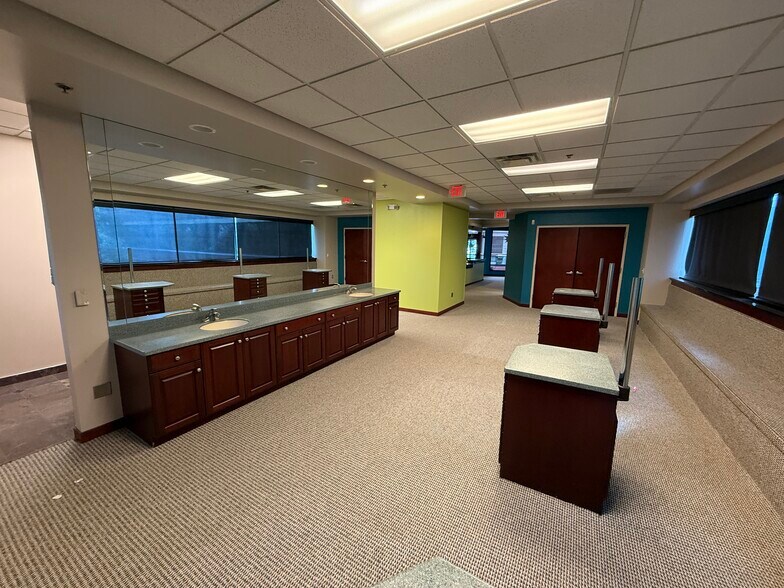 More Photos Of 39525 14 Mile Rd, Novi Medical For Lease