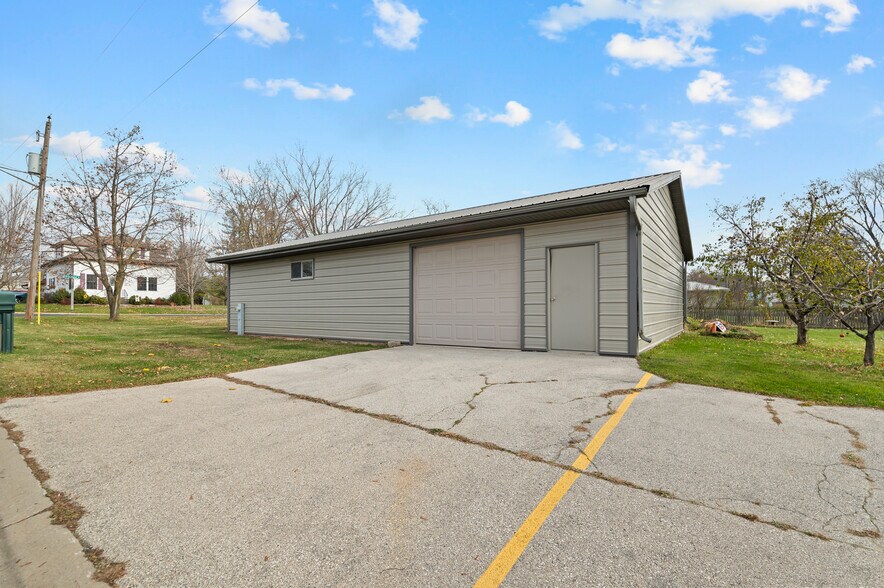 More Photos Of 1689 Day St, Greenleaf Restaurant For Sale