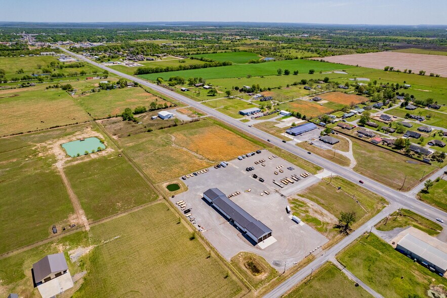 More Photos Of 26091 OK-51, Wagoner Showroom For Sale