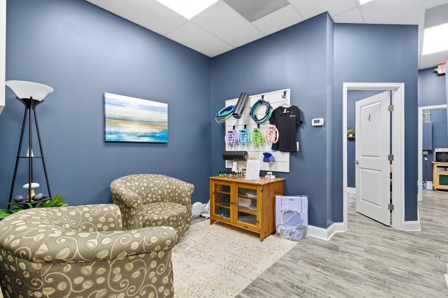 More Photos Of 5472-5486 Southern Maryland Blvd, Lothian Storefront For Sale