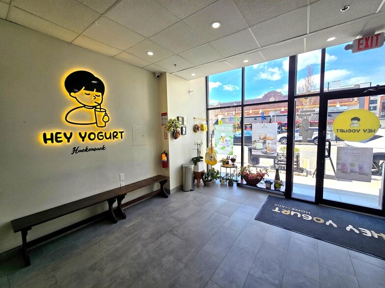 More Photos Of 286-300 Main St, Hackensack Storefront Retail Office For Lease