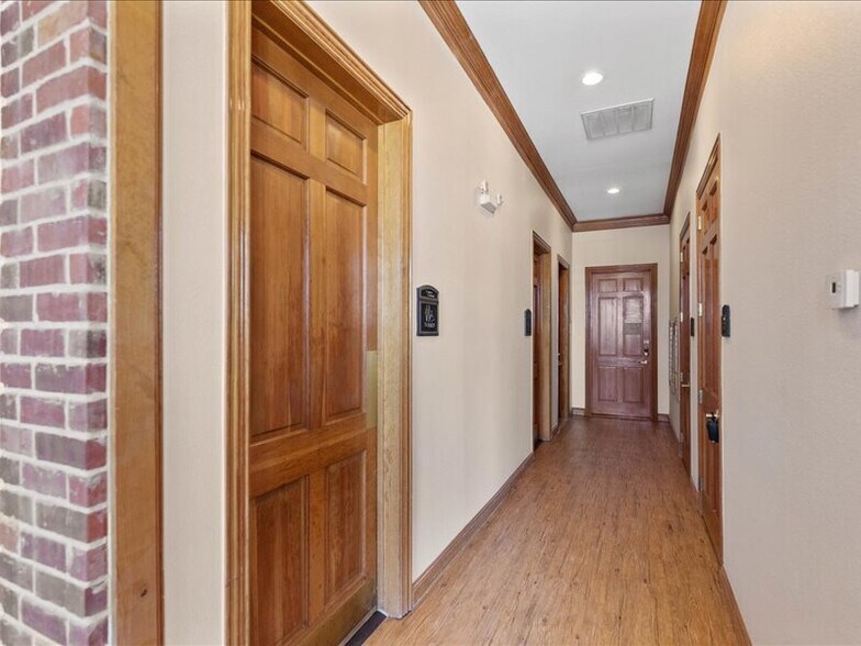 More Photos Of 1245 S Main St, Grapevine Unknown For Lease