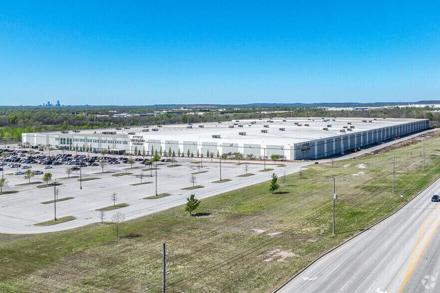 More Photos Of 7120 E 76th St N, Tulsa Distribution For Lease