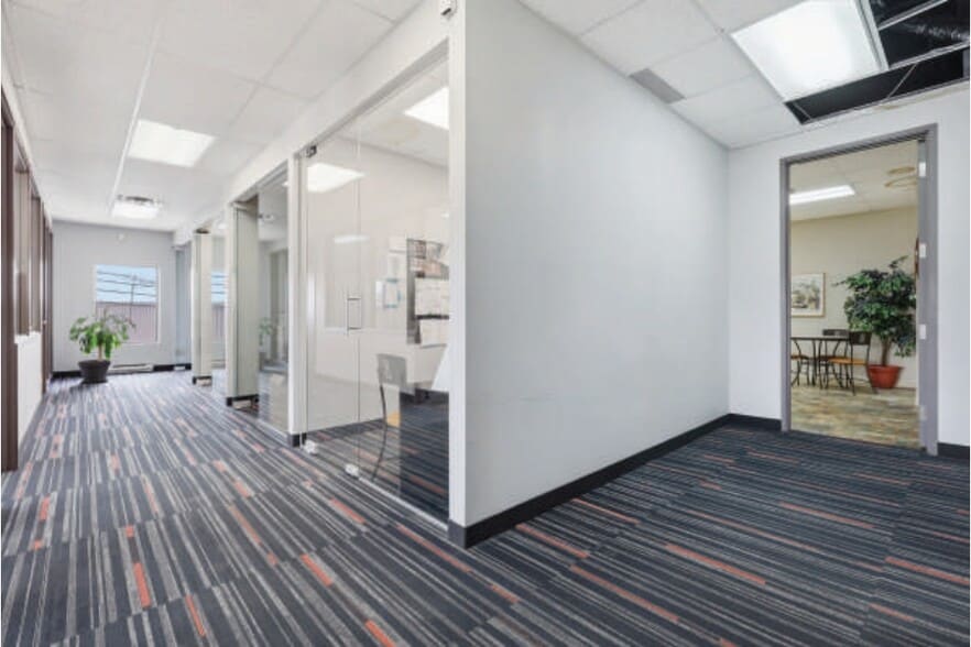 More Photos Of 8905 Boul Henri-Bourassa O, Saint-Laurent Showroom For Sale