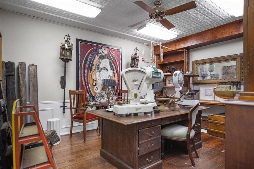 More Photos Of 117 E Lufkin Ave, Lufkin General Retail For Sale