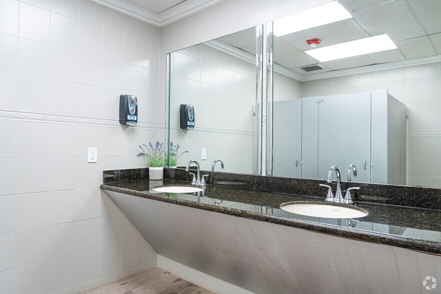 More Photos Of 2425 E Commercial Blvd, Fort Lauderdale Medical For Lease