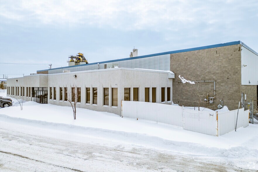 More Photos Of 8100-8200 Boul Cavendish, Saint-Laurent Distribution For Lease