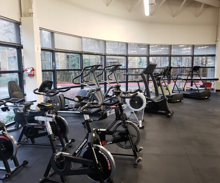 More Photos Of 7840 Roswell Rd, Sandy Springs Office For Sale