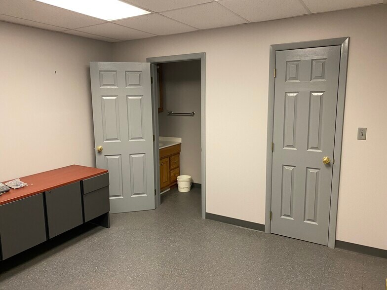 More Photos Of 7600 Exchange St, Valley View Manufacturing For Lease