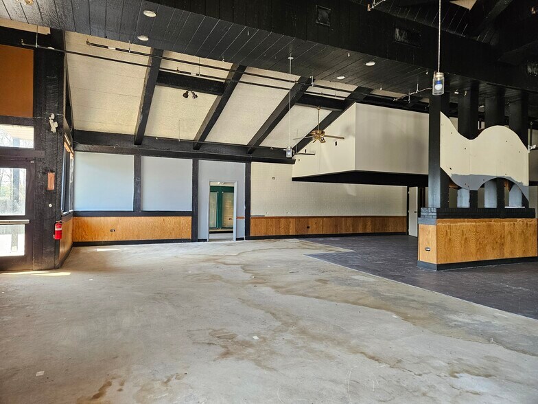 More Photos Of 835 S Main St, Kernersville Bar For Lease