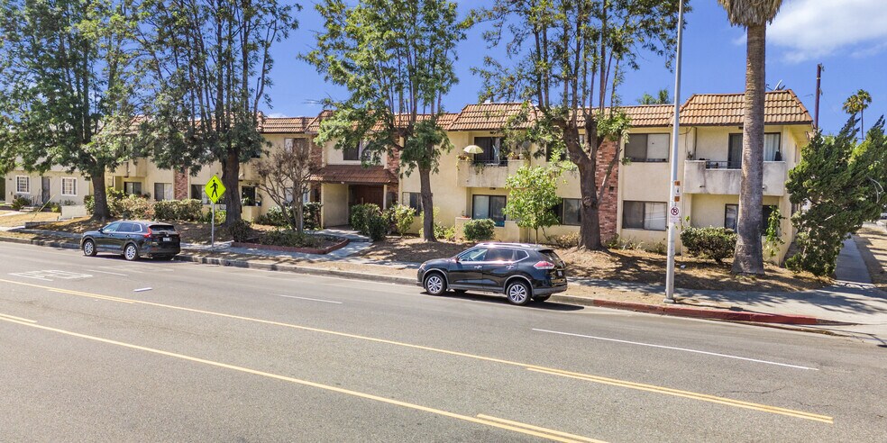 Primary Photo Of 7061 Whitsett Ave, North Hollywood Apartments For Sale