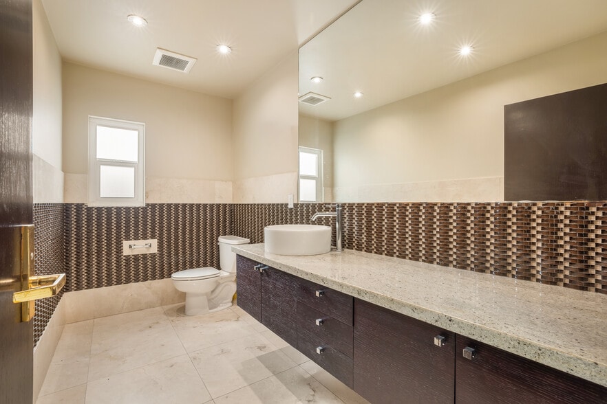 More Photos Of 120 S Doheny Dr, Beverly Hills Office For Lease