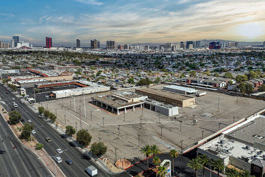 More Photos Of 4701 W Sahara Ave, Las Vegas Auto Dealership For Lease