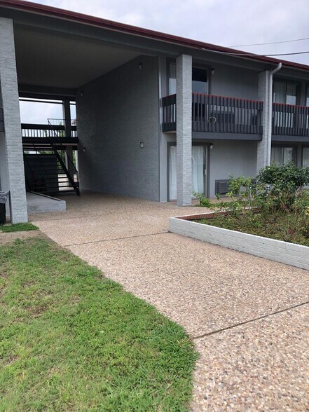 More Photos Of 203 N I-45, Madisonville Hotel For Sale