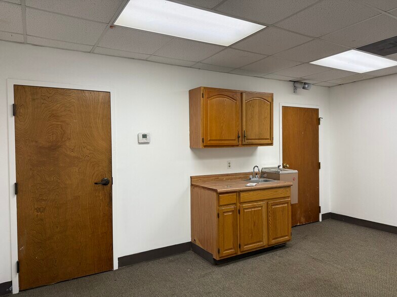 More Photos Of 4200 Lamar Ave, Memphis Warehouse For Lease