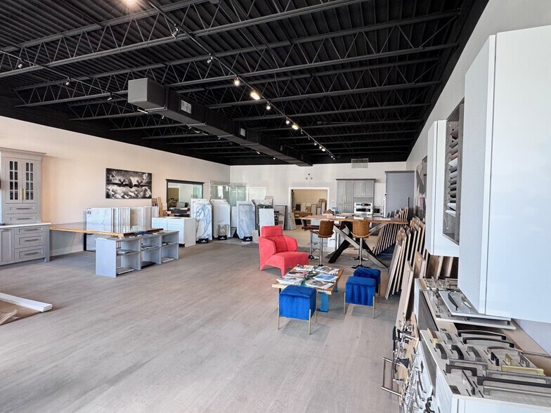More Photos Of 932-990 5th Ave N, Naples Unknown For Lease