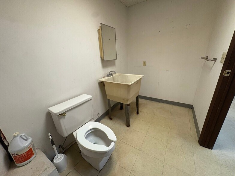 More Photos Of 1711 Union Rd, West Seneca Self Storage For Lease