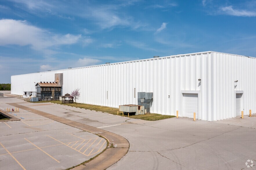 More Photos Of 2121 N 161st St E, Tulsa Warehouse For Lease