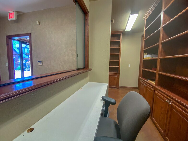 More Photos Of 2400 Palmer Cir, Norman Medical For Lease