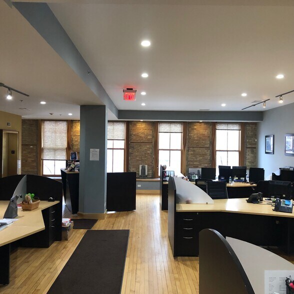 More Photos Of 164-166 E Chicago St, Elgin Office For Sale