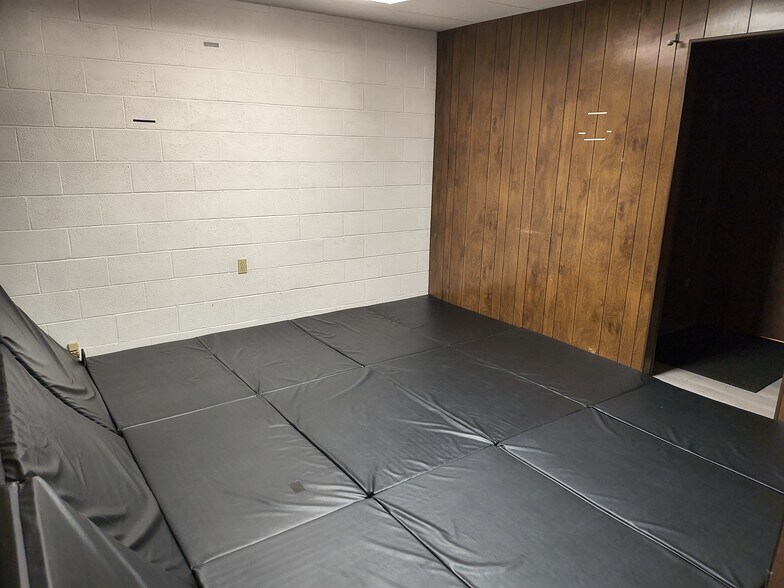More Photos Of 15 NE 7th St, Madras Office For Sale