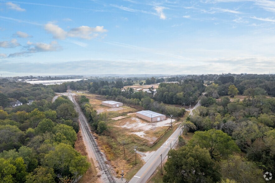 More Photos Of 1516 S Sycamore St, Palestine Warehouse For Sale