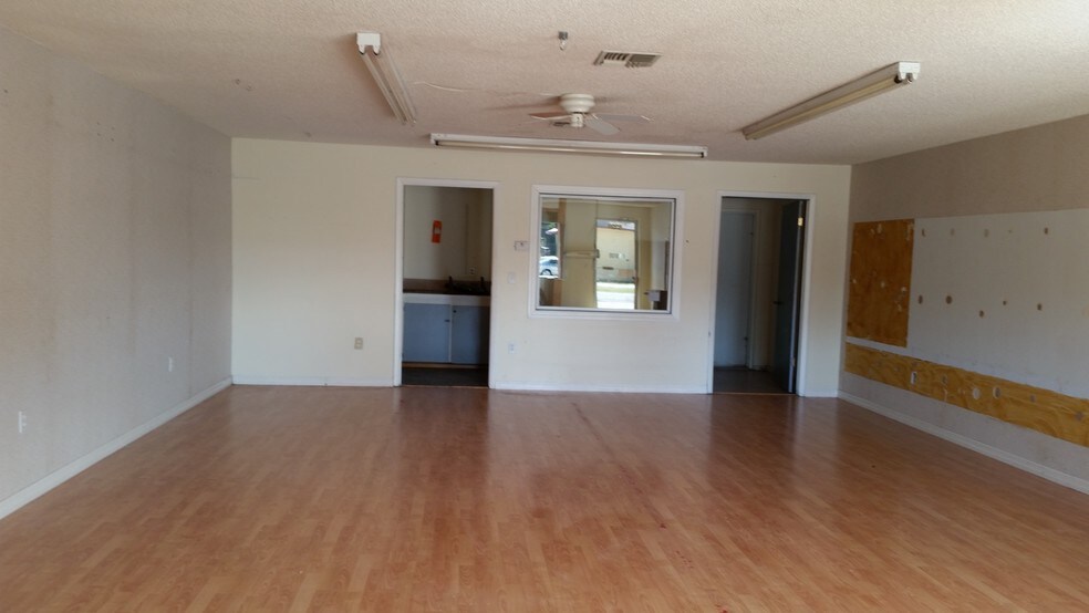 More Photos Of 3221 E Thomas St, Inverness Storefront For Sale