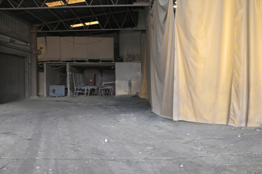 More Photos Of 28530 Reynolds St, Inkster Manufacturing For Lease