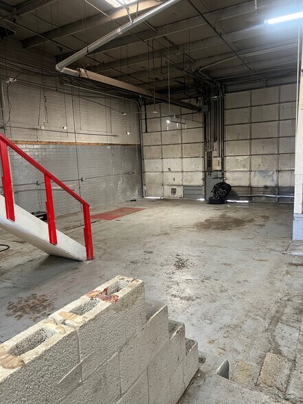 More Photos Of 2101 W Cornell Ave, Englewood Auto Repair For Lease
