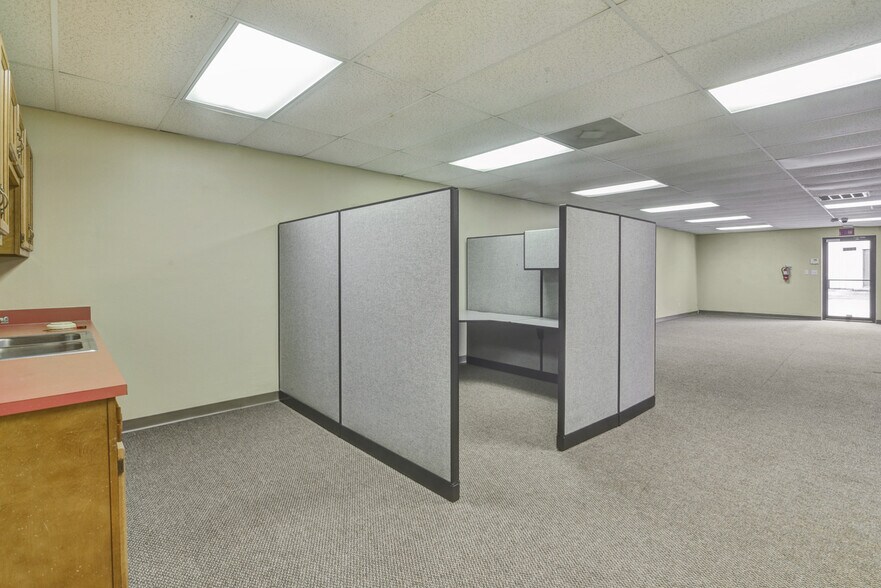 More Photos Of 103 Center Point Rd, San Marcos Flex For Lease