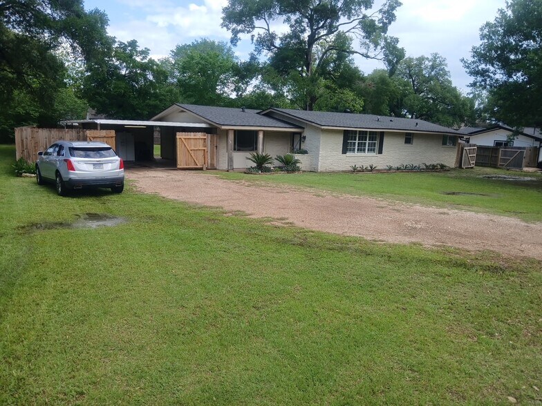 More Photos Of 1506 Avenue D, Katy Office For Sale