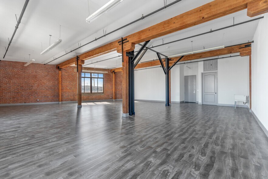 More Photos Of 2079 E 15th St, Los Angeles Flex For Lease