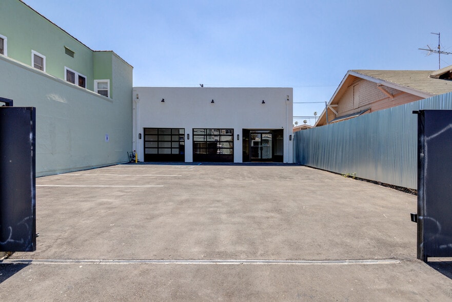 More Photos Of 2616 W Jefferson Blvd, Los Angeles Showroom For Sale
