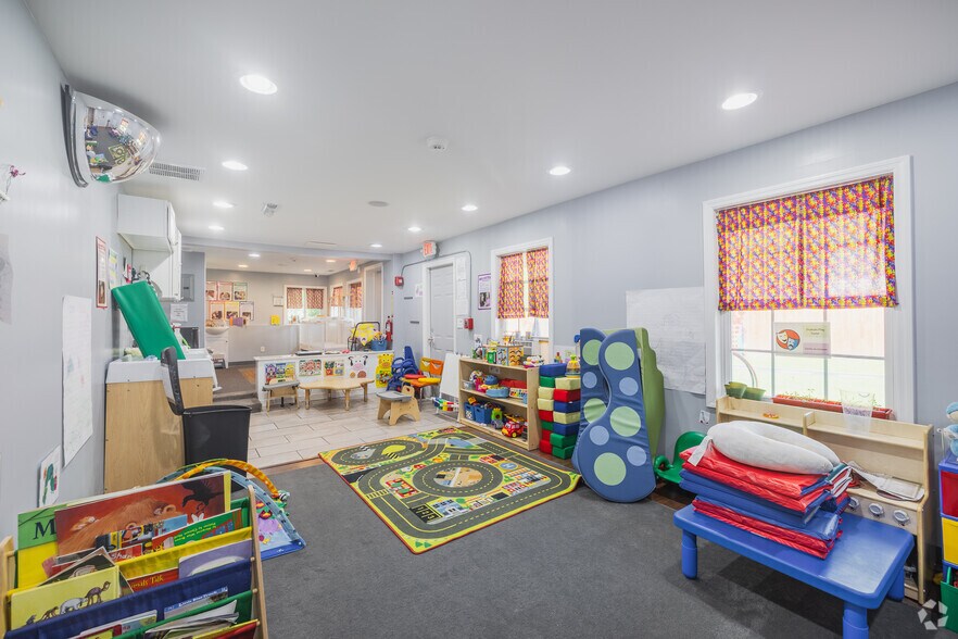 More Photos Of 24 Sycamore Ave, Charleston General Retail For Sale