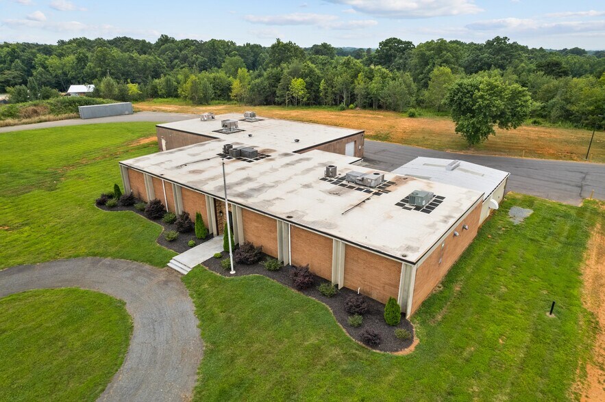 More Photos Of 157 Industrial Dr, King Warehouse For Lease