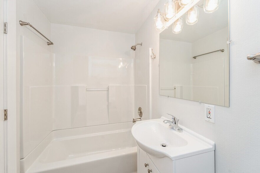 More Photos Of 255 SW 154th St, Burien Multifamily For Sale