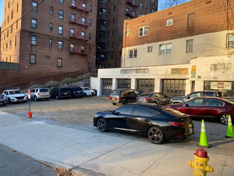 More Photos Of 20 Grayrock Rd, Scarsdale Light Manufacturing For Sale