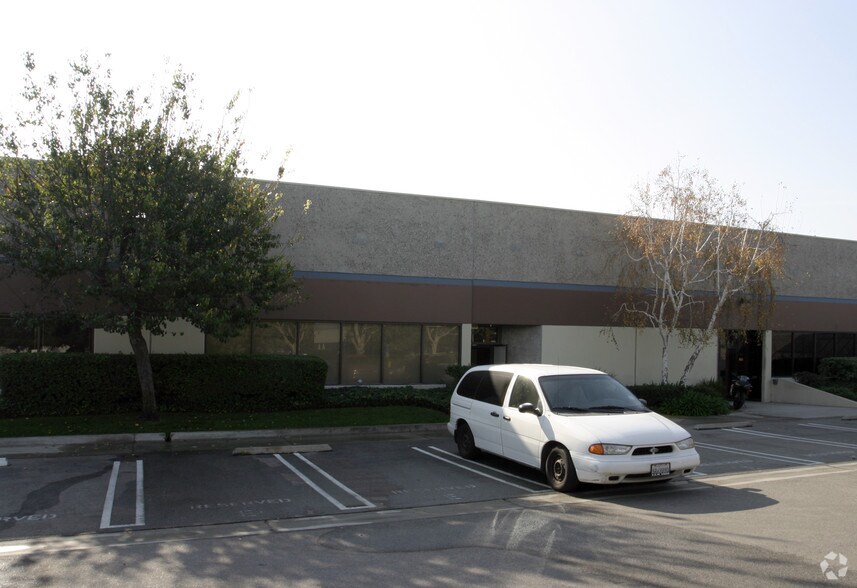 More Photos Of 21540 Prairie St, Chatsworth Service For Lease