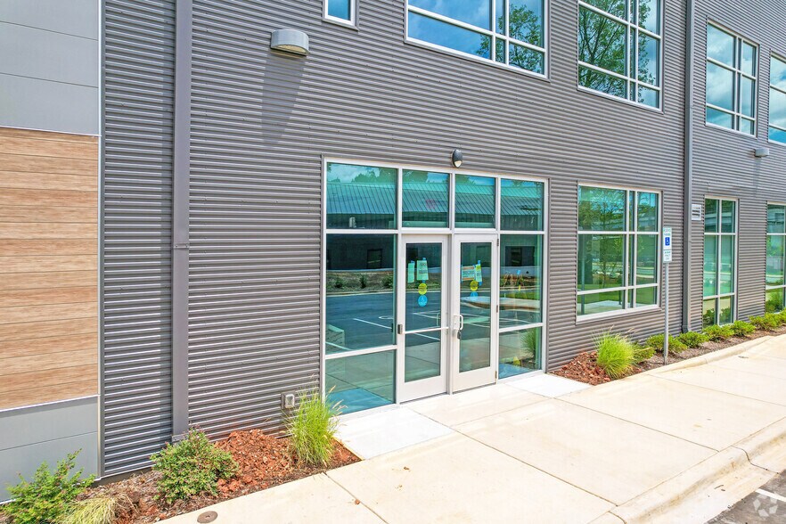 More Photos Of 5800 Old Pineville Rd, Charlotte Office For Lease