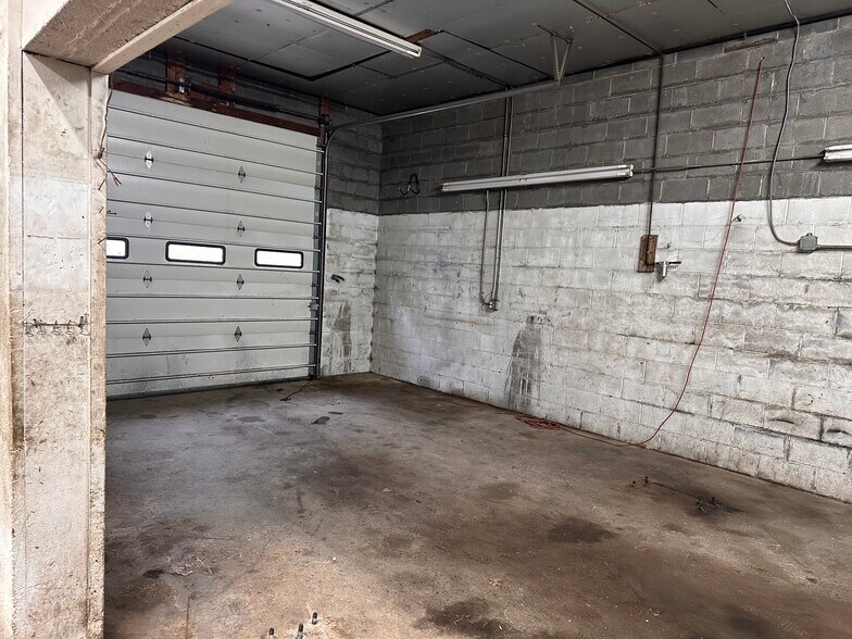 More Photos Of 3466 Fairmont Ave, Fairmont Auto Repair For Lease