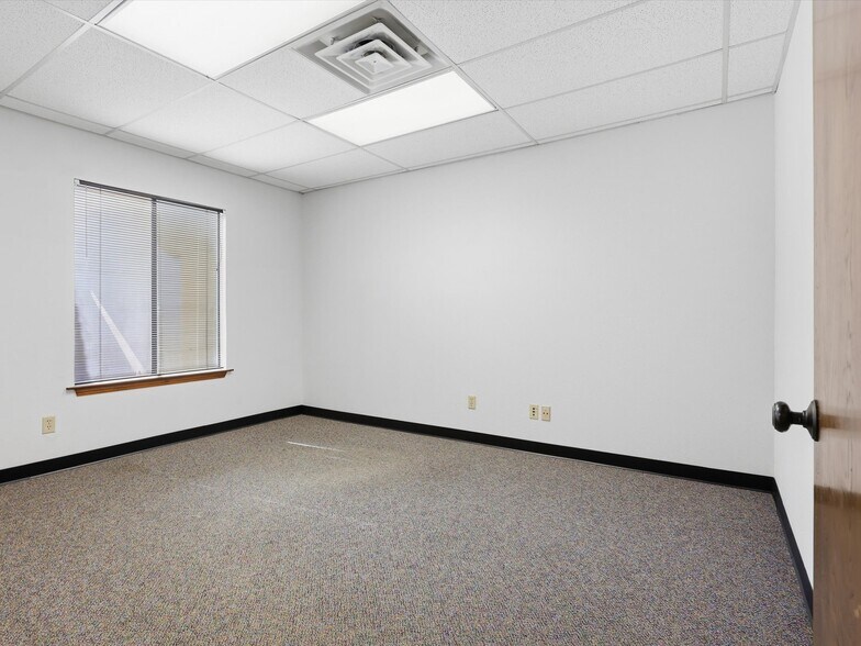 More Photos Of 1006 N Bowen Rd, Arlington Office For Lease