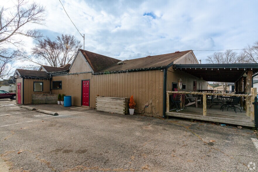 More Photos Of 199 E Hwy 60, Pekin Bar For Sale