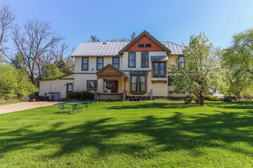 More Photos Of E3192 Apple Tree Ln, Waupaca Hospitality For Sale