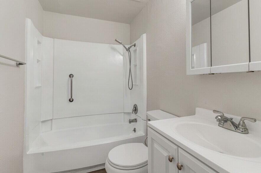 More Photos Of 2048 NE Highway 99W, McMinnville Apartments For Sale