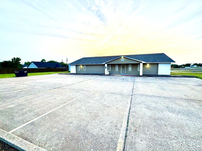 More Photos Of 101 Anthony Dr, Teague Medical For Sale