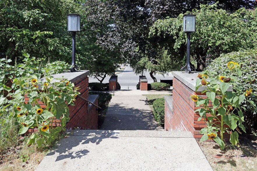 More Photos Of 3333 Grand Ave, Des Moines Apartments For Sale